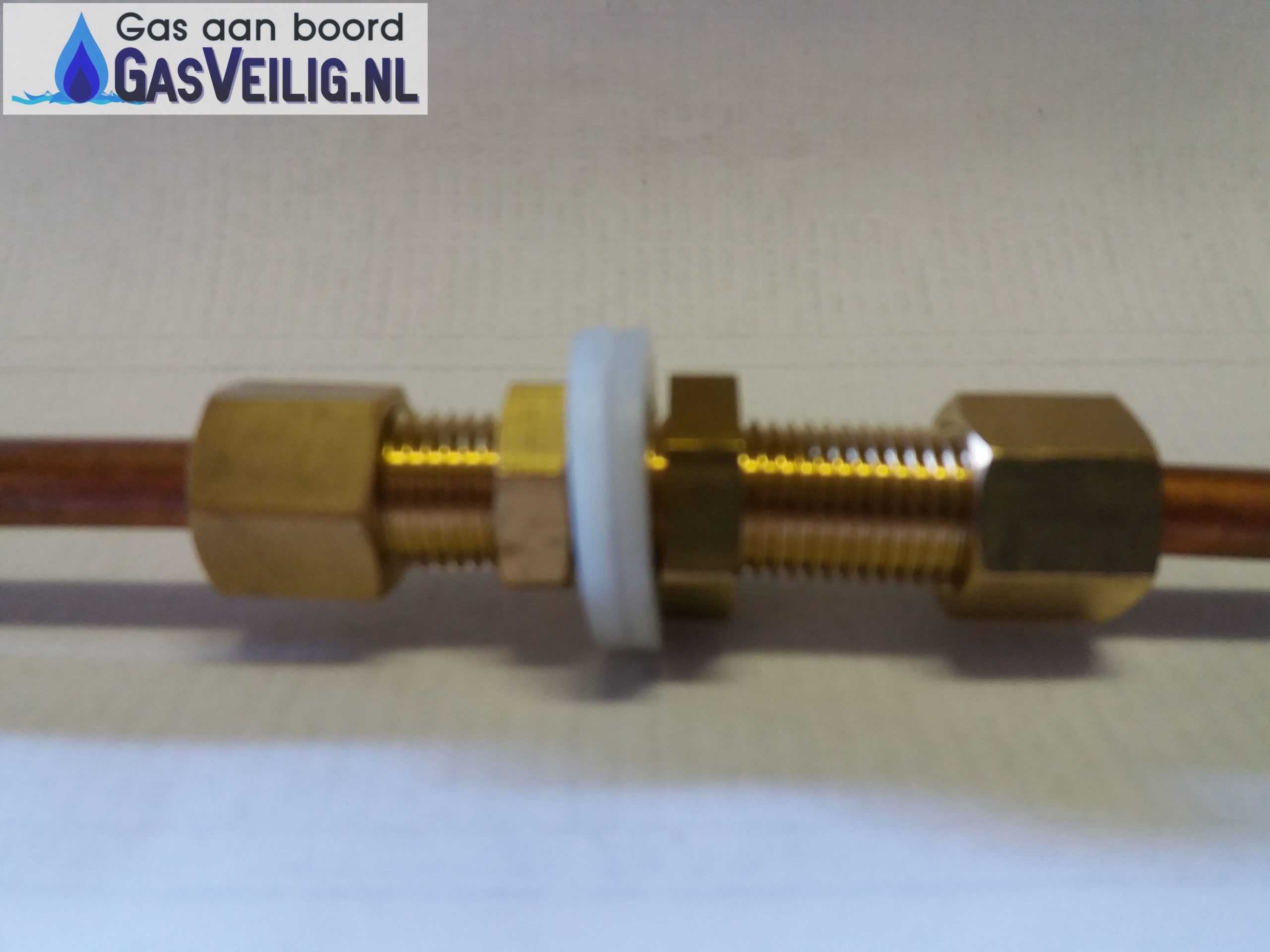 Messing Schotdoorvoer / schotkoppeling voor 8mm koperen gasleiding, uitgeboord!