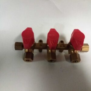 Snelsluitkraan / Afsluiter 3 x 8 mm knel met messing wartels en knelringen.
