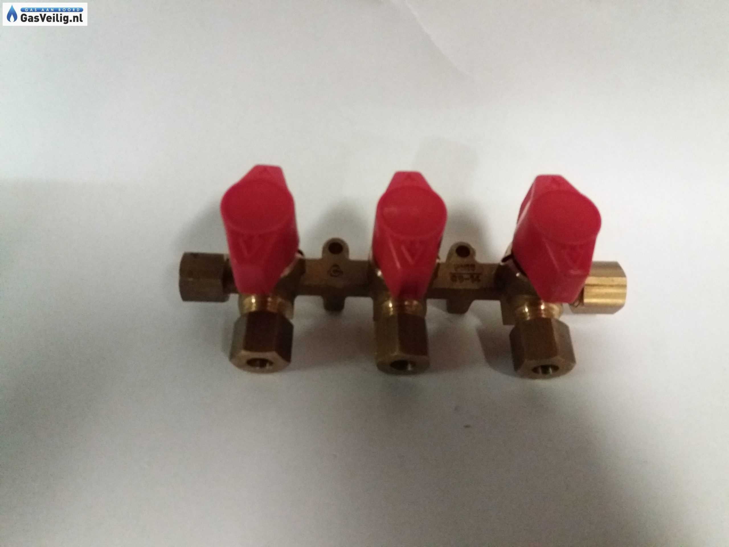 Complete set onderdelen voor het aanleggen van een nieuwe gasinstallatie met 3 gebruistoestellen alle drie met een 8 mm knel aansluiting en één met een 8mm knel x 1/2 buitendraad aansluiting. - Afbeelding 11